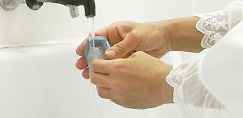 お客様のお顔に触れる直前に爪ブラシを使用して手指を洗浄後消毒しています。